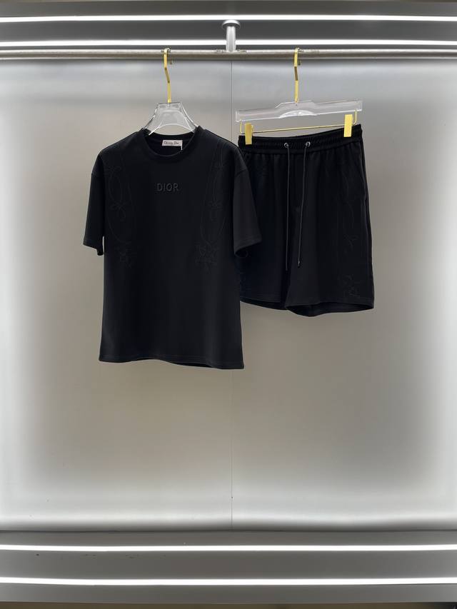 dior 迪奥 高端定制 2025春夏新款首发专柜最新款短袖短裤休闲套装 高端订制 设计前卫时尚！品牌Logo重工艺设计 高端定制纯棉面料.手感柔软.穿着舒适.