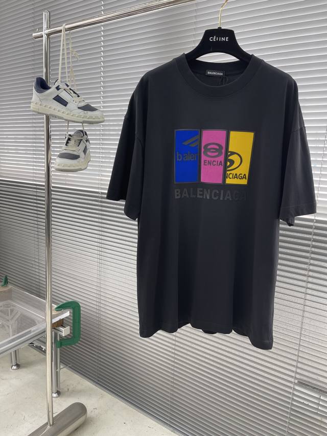 balenciag 2025新款T恤 硅胶字母 拼接图案 撞色搭配 年轻人的不二选择 双层螺纹领口 肩部通肩压条 280克纯棉面料舒适透气 男女同款 码数：S-