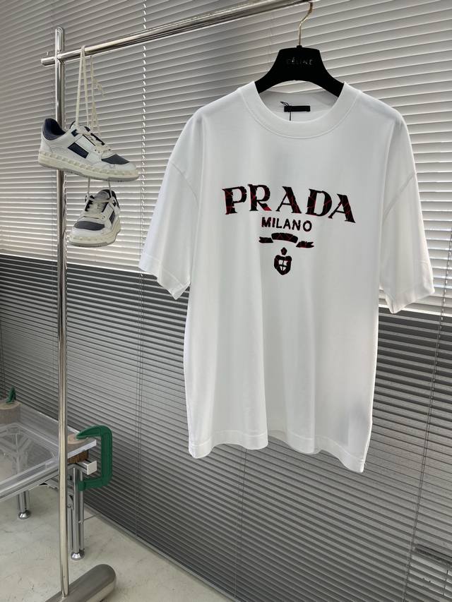 prad 2025新款裂纹T恤 红色立体Logo 如同被熔岩挤压 随时要冲破出来 时髦感爆棚 双层螺纹领口 肩部通肩压条 280G纯棉面料 男女同款 码数：S-