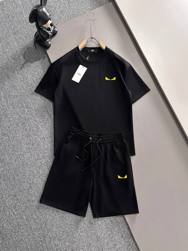 芬迪 Fendi 高端定制 2025春夏新款首发专柜最新款短袖短裤休闲套装 高端订制 设计前卫时尚！品牌Logo重工艺设计 高端定制纯棉面料.手感柔软.穿着舒适