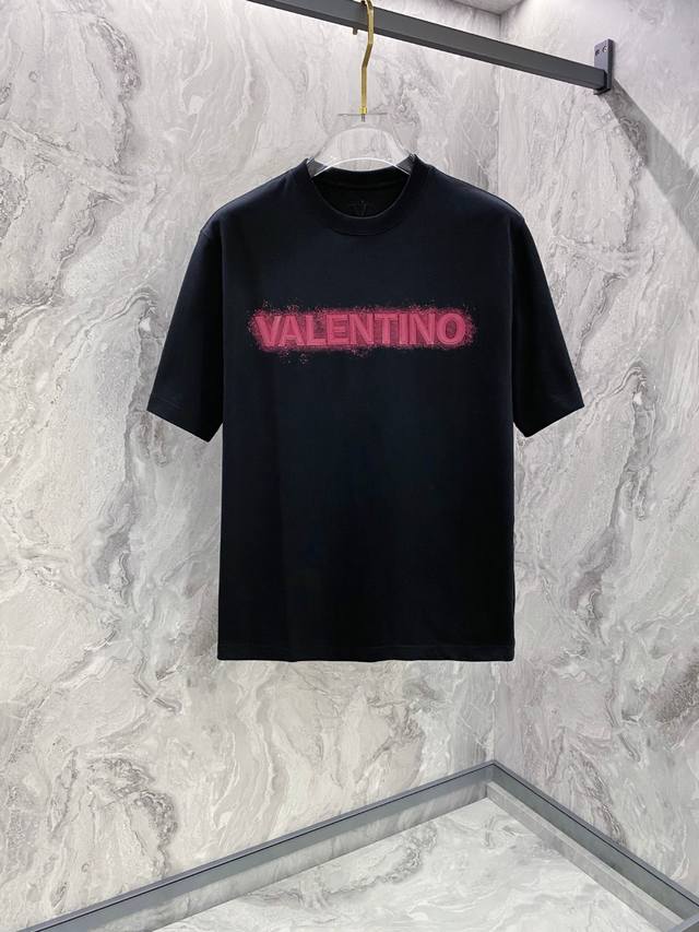 vltn# 2025春夏新款圆领 首发专柜最新款短袖圆领T恤 高端订制 设计前卫时尚 品牌Logo重工艺设计 高端定制原版面料 手感柔软 上身穿着舒适 专柜级别