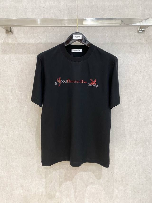 dio *25Ss春夏新款首发专柜最新款短袖圆领T恤 高端订制 设计前卫时尚！品牌Logo重工艺设计 高端定制230克面料.手感柔软.穿着舒适.专柜级别精致车线