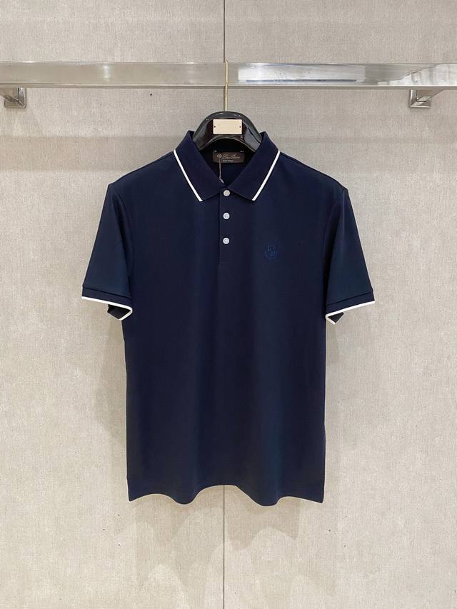l夏季新品翻领Polo短袖 时尚单品设计，更加时尚舒适，高标准定制，上身非常有型，奢华品牌经典Logo图案 客供辅料，客供进口舒适透气面料质感非常细腻，细节工艺