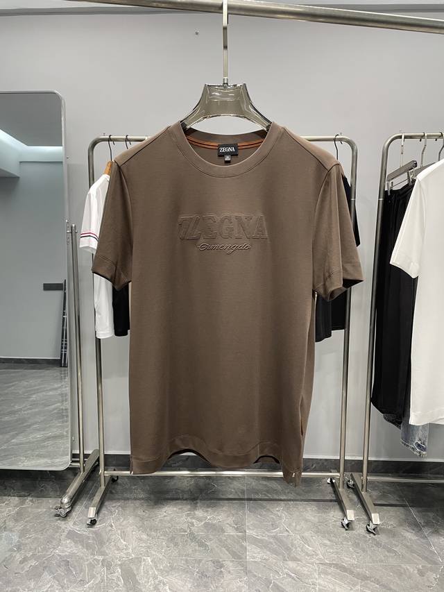 ez25Ss春夏新品男士高端简约圆领短袖T恤衫，香港洋行渠道货，纯正血统品质，经典王牌系列！ 胸前饰有经典品牌标识，以重磅刺绣体工艺精美呈现，属于灵魂式的存在，