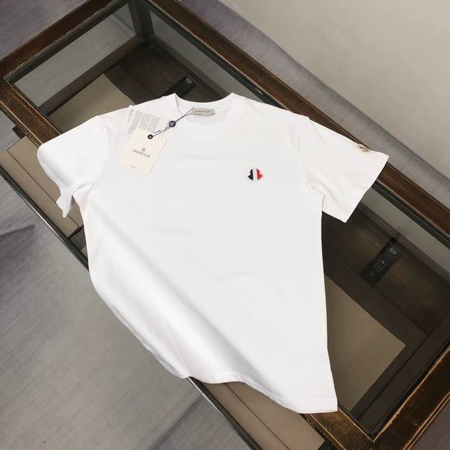 amon*Cler 蒙口 2025春夏最新款短袖T恤，男女同款定制专属纯棉面料，定制原版工艺螺纹，胸前定制Logo标点缀！简约大方，从容百搭，档次极高，完美融入
