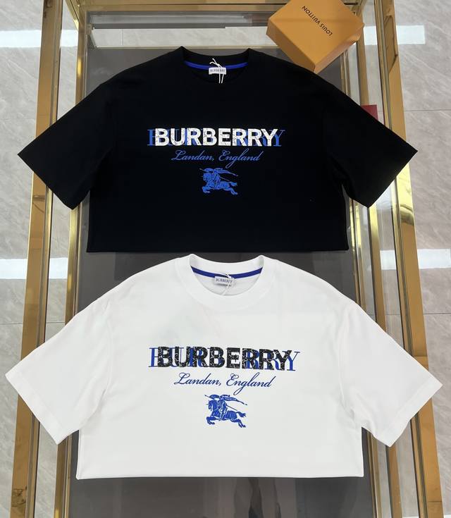 新品 巴宝莉 独家超级爆款 春夏新款首发专柜最新款短袖圆领T恤 高端订制 品牌Log最新印花结合，高端定制丝光云朵棉面料.手感柔软.穿着舒适.专柜级别精致车线.