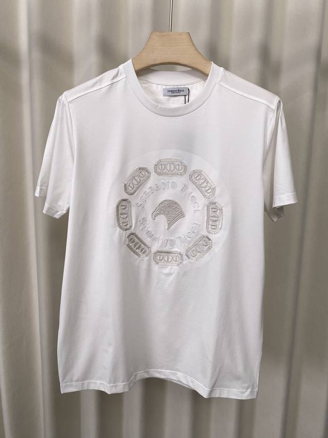 stefano Ricci 史蒂芬 25春夏新品鹰头铆钉标识短袖T恤，正面饰有标志性鹰头铆钉设计+后背及袖边刺绣设计；采用定制80支双股丝光棉面料；黑色 白色