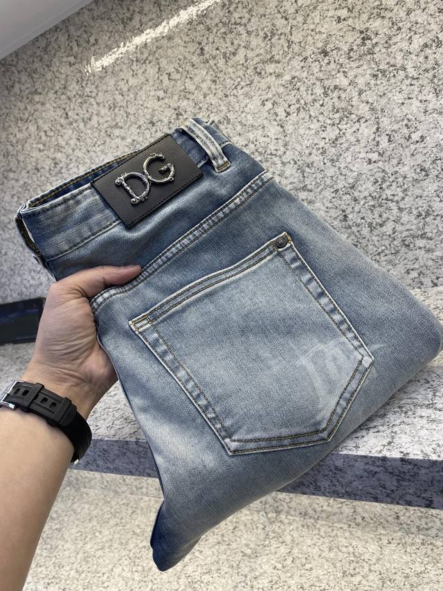 dg弹力薄款牛牛仔裤！以工艺和面料为主导的一款牛仔裤，面料之属性及规格颠覆常规，关键在于本身的质感以及舒适度，且透气性十足，面料自带轻度弹力，上身毫无紧绷感，前