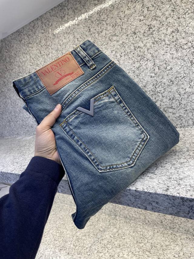 vitn华伦天奴25Ss订单火爆款牛仔裤 春夏原版V五金标对版复刻 进口订制面料奢华独家感品质爆品热卖 春夏新品 工艺+洗水外贸品质感细节处理满满到位 这颜色绝