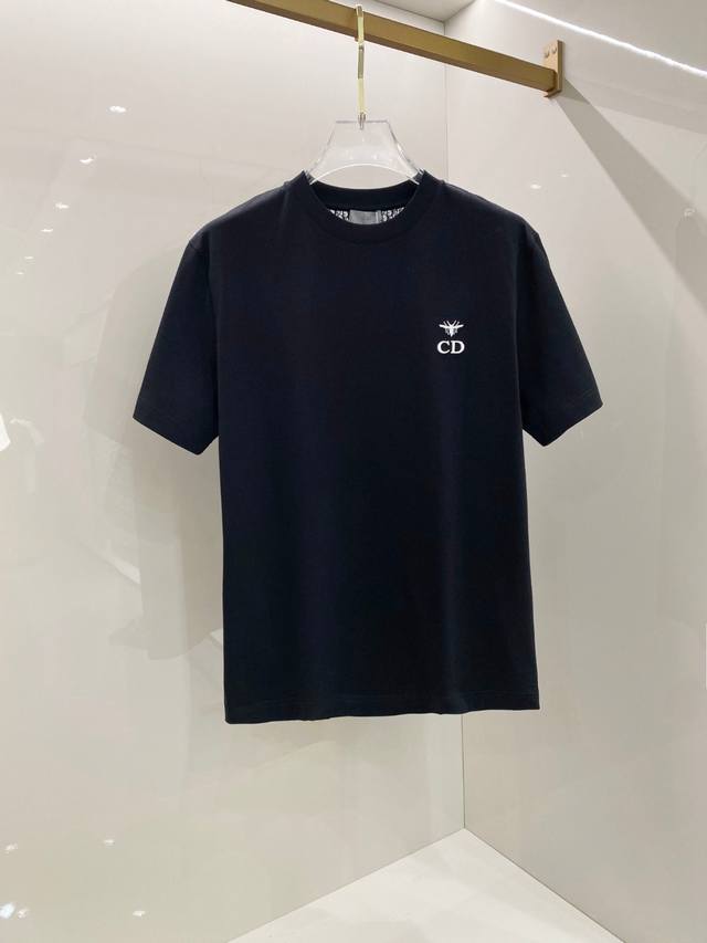 迪奥 2025早春新款男女同款短袖T恤，！定制专属纯棉面料，定制原版工艺螺纹，胸前重工字母Logo工艺设计！简约大方，从容百搭，档次极高，完美融入时尚还有风情感