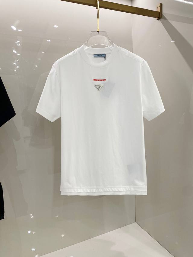 普拉达 2025早春新款男女同款短袖T恤，！定制专属纯棉面料，定制原版工艺螺纹，胸前重工字母Logo工艺设计！简约大方，从容百搭，档次极高，完美融入时尚还有风情