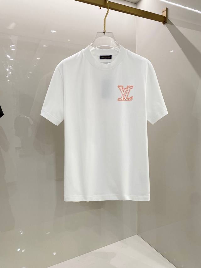 lv 2025早春新款男女同款短袖T恤，！定制专属纯棉面料，定制原版工艺螺纹，胸前重工字母Logo工艺设计！简约大方，从容百搭，档次极高，完美融入时尚还有风情感