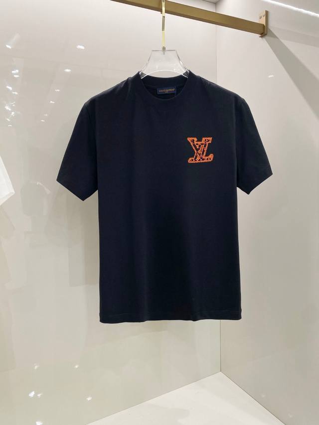 lv 2025早春新款男女同款短袖T恤，！定制专属纯棉面料，定制原版工艺螺纹，胸前重工字母Logo工艺设计！简约大方，从容百搭，档次极高，完美融入时尚还有风情感