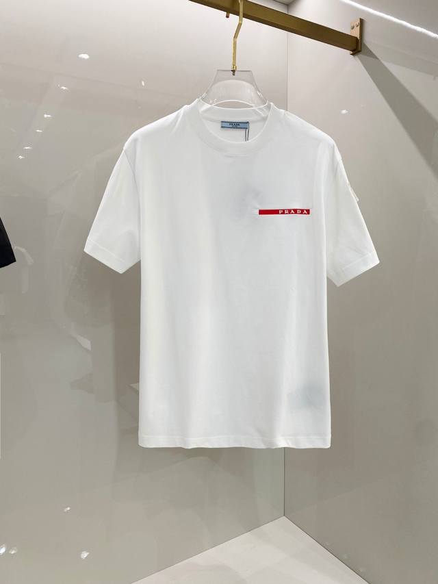 普拉达 2025早春新款男女同款短袖T恤，！定制专属纯棉面料，定制原版工艺螺纹，胸前重工字母Logo工艺设计！简约大方，从容百搭，档次极高，完美融入时尚还有风情