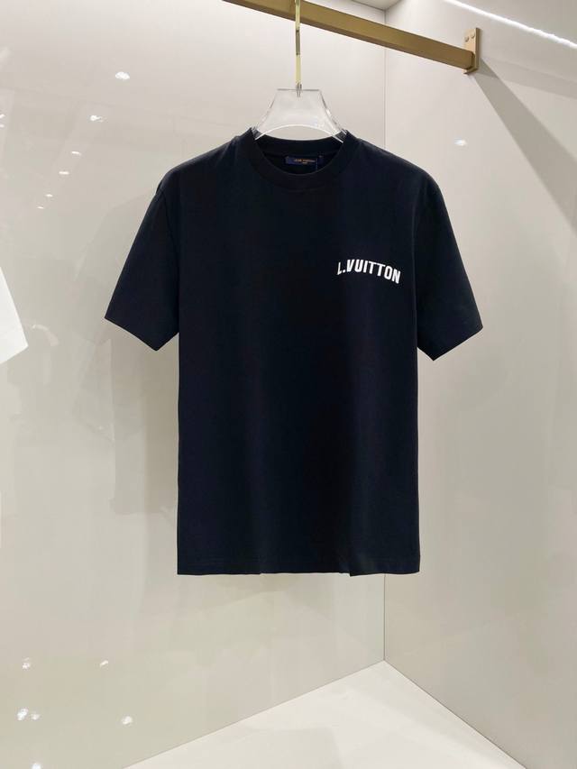lv 2025早春新款男女同款短袖T恤，！定制专属纯棉面料，定制原版工艺螺纹，胸前重工字母Logo工艺设计！简约大方，从容百搭，档次极高，完美融入时尚还有风情感