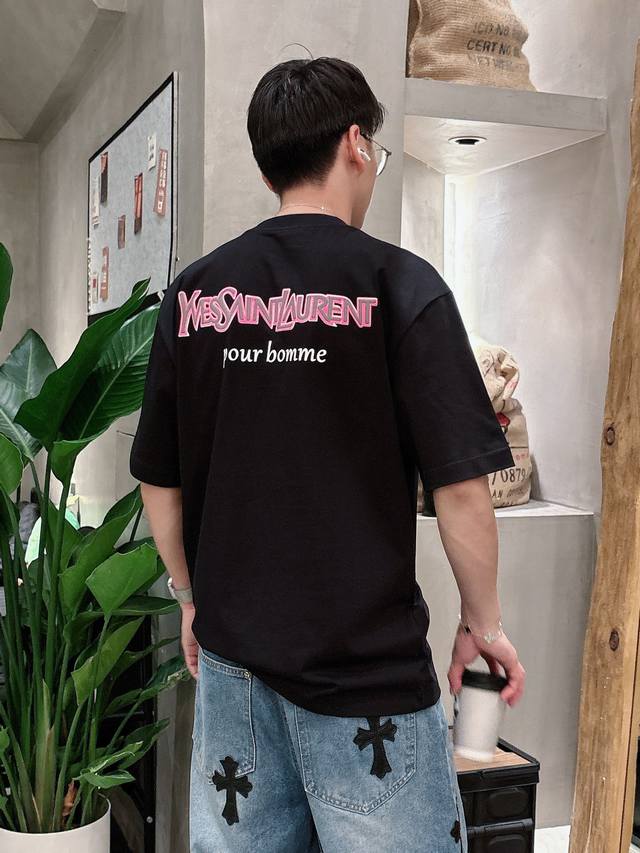 ysl* 顶级货品2025春夏新款首发专柜最新款短袖圆领T恤 高端订制 设计前卫时尚！品牌Logo重工艺设计 高端定制260克面料.手感柔软.穿着舒适.专柜级别