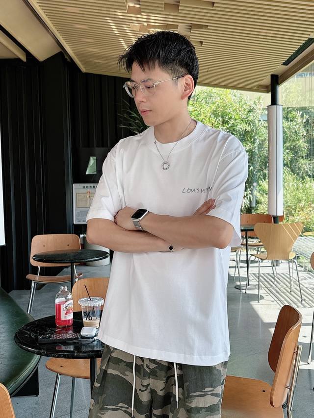 lv* 顶级货品2025春夏新款首发专柜最新款短袖圆领T恤 高端订制 设计前卫时尚！品牌Logo重工艺设计 高端定制260克面料.手感柔软.穿着舒适.专柜级别精