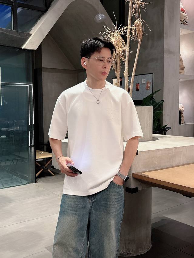 lv* 顶级货品2025春夏新款首发专柜最新款短袖圆领T恤 高端订制 设计前卫时尚！品牌Logo重工艺设计 高端定制260克面料.手感柔软.穿着舒适.专柜级别精