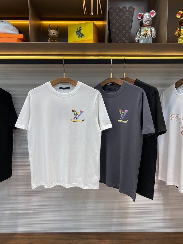 lv25Ss春夏新款平纹针织棉布圆领短Tee，男女同款彩色花卉标识涂鸦休闲套头短袖T恤衫！贸易公司渠道稀出，领先官网发售！V家新款T恤以其卓越的面料、独特的设计