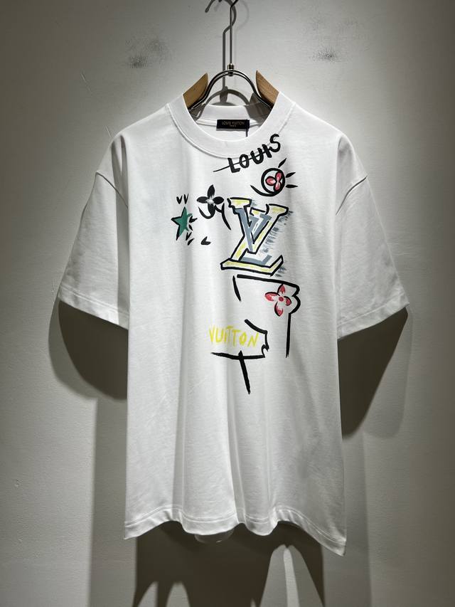louisvuitt*路易*登 2025春夏全新系列单品上线，非常时髦前卫的一款男女同款短袖T恤，标识Logo图案印花工艺修饰！区别于以往的不同，宣示品牌传承多