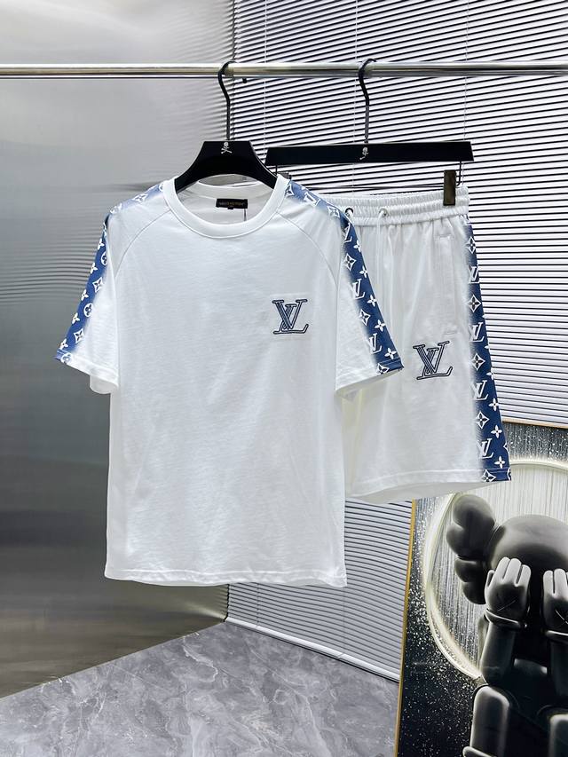路易威登 Lv 2025Ss夏季新款 休闲 短袖 短裤 套装，高端版本！专柜定制面料 透气舒适度高，细节无可挑剔，品牌元素设计理念，体现高品质。手感细腻柔软！呈