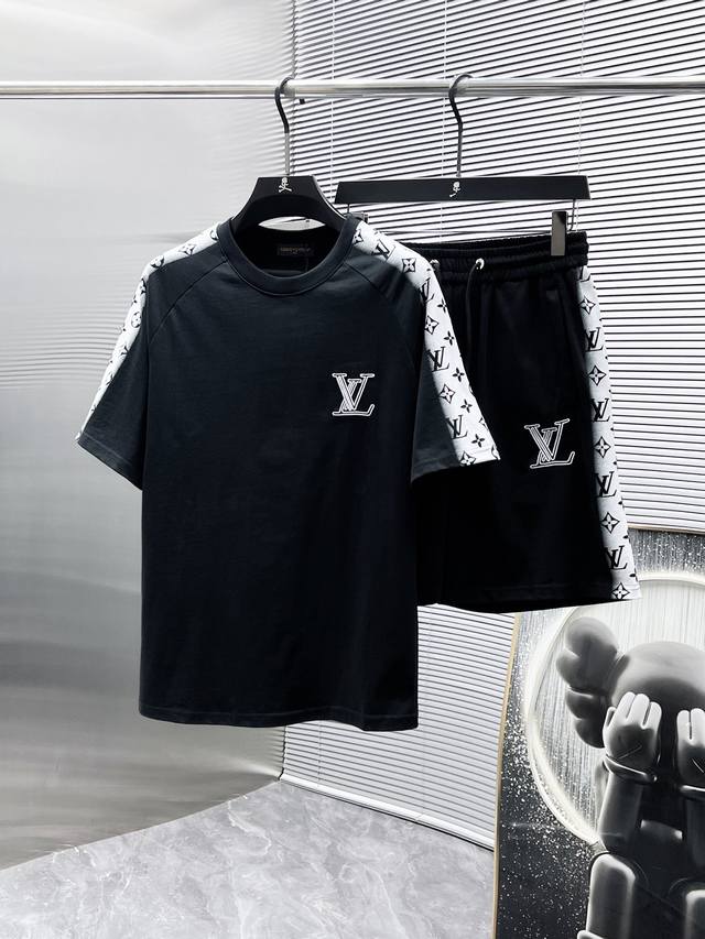 路易威登 Lv 2025Ss夏季新款 休闲 短袖 短裤 套装，高端版本！专柜定制面料 透气舒适度高，细节无可挑剔，品牌元素设计理念，体现高品质。手感细腻柔软！呈