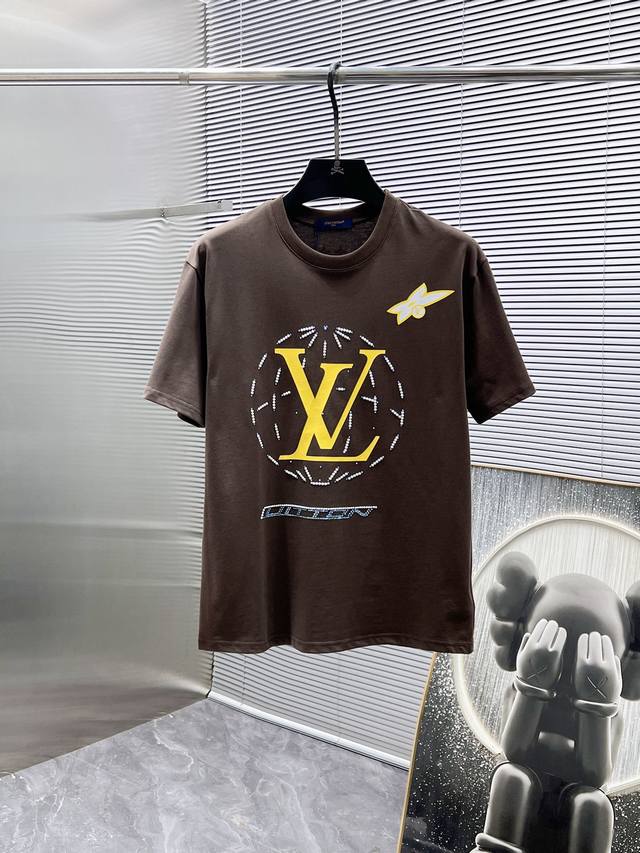 路易威登 Lv 2025Ss新款 半袖 体恤 短袖 圆领 T恤，高端版本！专柜定制面料 透气舒适度高，细节无可挑剔，品牌元素设计理念，体现高品质。手感细腻柔软！