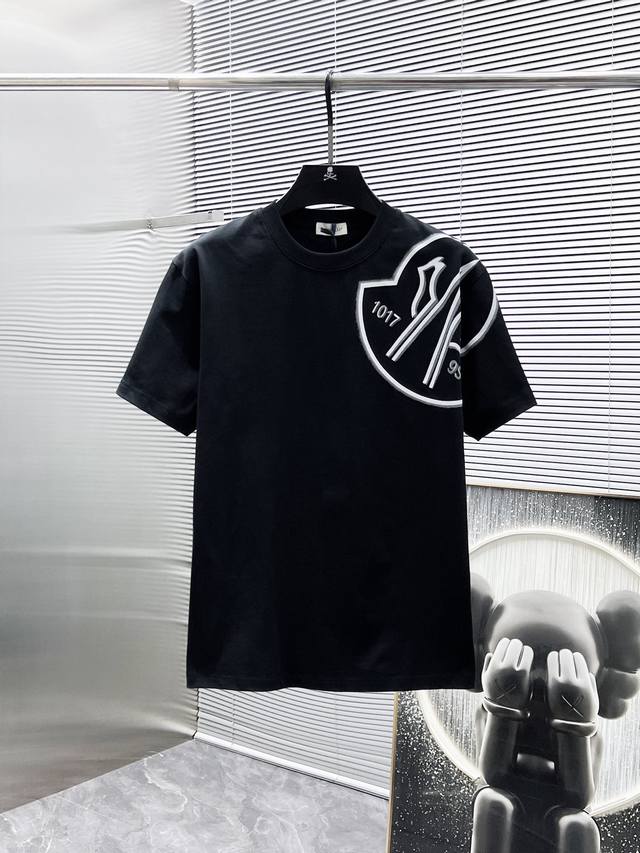 蒙口 Moncler 2025新款 圆领 短袖 T恤 ，高端版本！专柜定制面料 透气舒适度高，细节无可挑剔，品牌元素设计理念，体现高品质。手感细腻柔软！呈现休闲