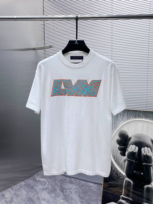 路易威登 Lv 顶级版本 2025新款 圆领 短袖 针织 打底衫 圆，高端版本！专柜定制面料 透气舒适度高，细节无可挑剔，品牌元素设计理念，体现高品质。手感细腻