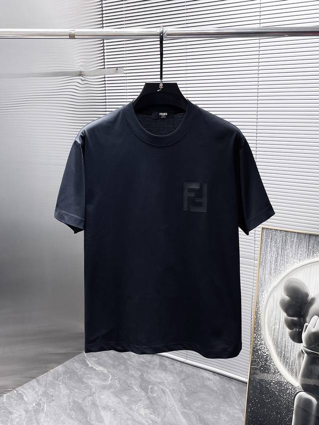芬迪 Fendi 2025Ss新款 半袖 体恤 短袖 圆领T恤，高端版本！专柜定制面料 透气舒适度高，细节无可挑剔，品牌元素设计理念，体现高品质。手感细腻柔软！