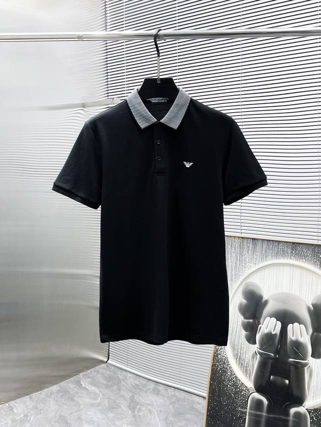 阿玛尼 2025Ss夏季新款 翻领短袖T恤 Polo衫，高端版本！专柜定制面料 透气舒适度高，细节无可挑剔，品牌元素设计理念，体现高品质。手感细腻柔软！呈现休闲