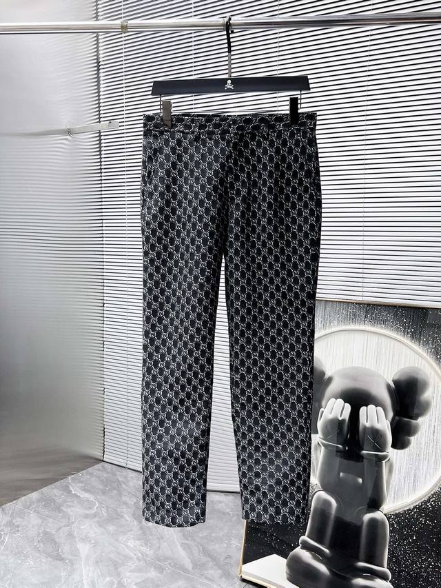 古奇 Gucci 2025Ss春秋新款 西裤 九分裤 休闲裤，高端版本！专柜定制面料 透气舒适度高，细节无可挑剔，品牌元素设计理念，体现高品质。手感细腻柔软！呈