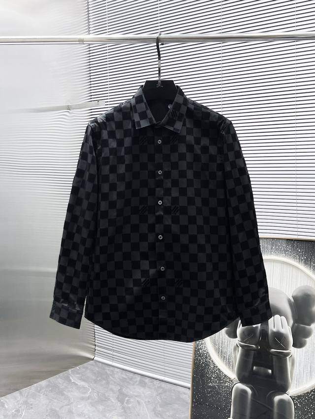 路易威登 Lv 2025Ss新款男士长袖 衬衫 衬衣，高端版本！专柜定制面料 透气舒适度高，细节无可挑剔，品牌元素设计理念，体现高品质。手感细腻柔软！呈现休闲裁
