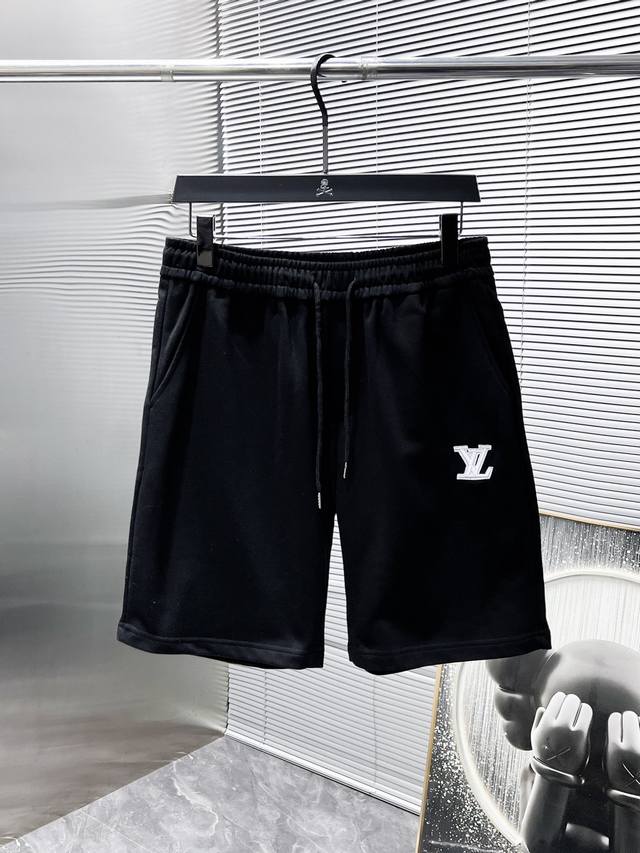 路易威登 Lv 2025夏季新款 短裤 休闲裤，高端版本！专柜定制面料 透气舒适度高，细节无可挑剔，品牌元素设计理念，体现高品质。手感细腻柔软！呈现休闲裁剪，上