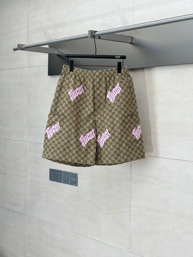 gucci* 古驰 2025Ss春夏新款提花棉质休闲沙滩短裤 满身双G互扣Logo图案，粉色字母Logo刺绣 弹力松紧带腰围，内里呼应粉色里布，金属拉链按扣开合