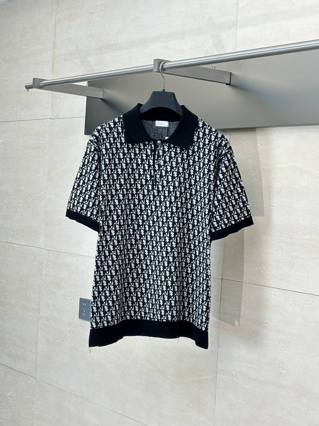 dio 迪奥 25Ss新款Oblique满印提花针织Polo衫 这款针织 Polo 衫饰以经典的 Oblique 印花。采用白色、蓝色和棕色棉质提花面料精心制作