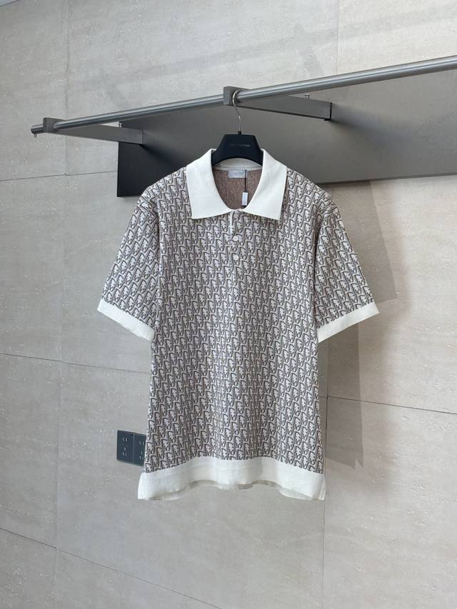 dio 迪奥 25Ss新款Oblique满印提花针织Polo衫 这款针织 Polo 衫饰以经典的 Oblique 印花。采用白色、蓝色和棕色棉质提花面料精心制作
