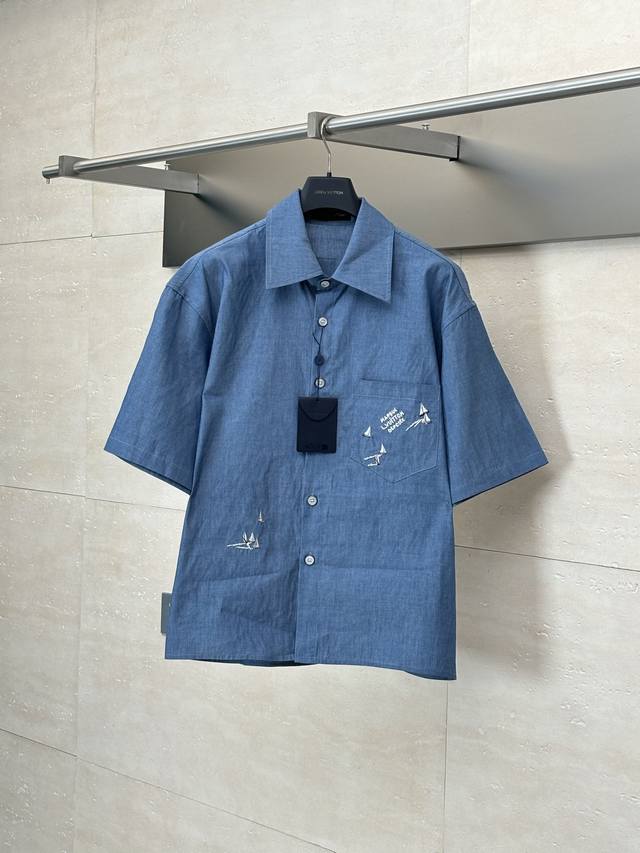 lv* 路易 25Ss新款刺绣帆船牛仔布衬衫 这款牛仔布衬衫饰以Lv Regatta 图案。胸袋饰有标志性的Marque L. Vuitton DéPoséE标