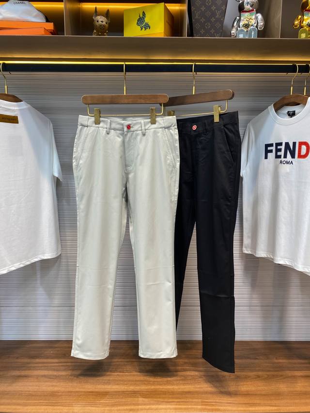 kiton25Ss春夏新款弹力纤维混纺斜纹面料休闲裤，男士后腰红色铭牌吊坠时尚直筒休闲长裤！贸易公司渠道稀出，领先官网发售！25年春夏新款休闲时尚裤，这款裤采用