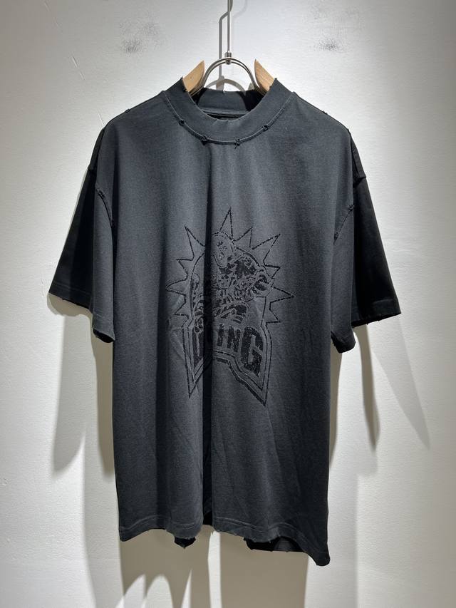 dolce&Gabba*A 杜嘉*纳2025春夏新款男女同款短袖T恤，专柜同步发售！定制专属纯棉面料，胸前字母Logo图案印花工艺设计！简约大方，从容百搭，档次