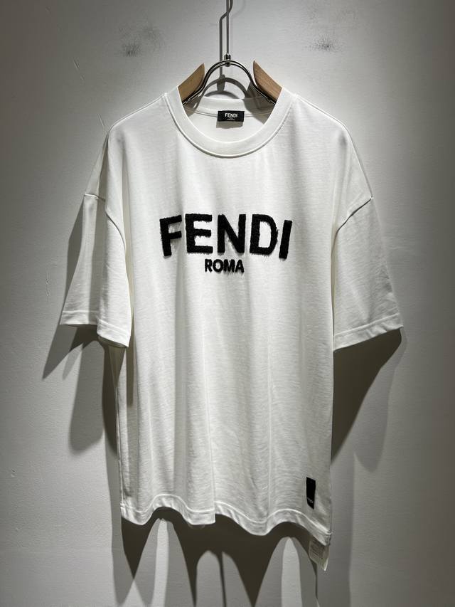 fen*I 芬*迪2025秋季新款Fd家族Ff男女同款短袖T恤，男女同款百搭极简短袖。意大利原厂订单，Fd家族人气单品，简约纯色系打造。Fd家族经久不衰的标志性