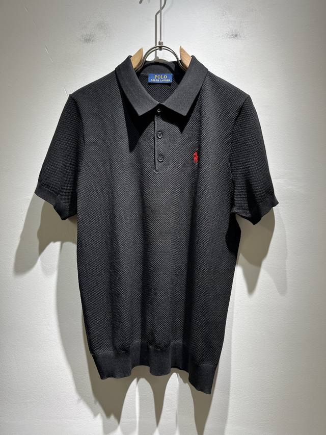 保罗Polosport 2025春夏新款针织翻领短袖T恤，简约纯色时尚款不乏有许多设计大咖们都对于纯色都有着难以割舍的情怀。这是一种对于传统的致敬，也是一种对于
