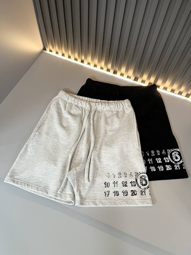 马吉拉 Maison Margiel 2025春夏新款男女同款休闲短裤，专柜同步发售！定制专属洗水纯棉面料，裤腿印花Logo设计！简约大方，从容百搭，档次极高，