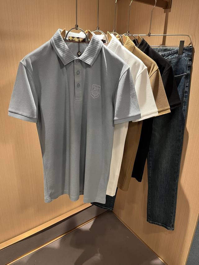 bur*Erry 巴*莉 2025春夏新款男士短袖Polo衫，品牌最新设计元素！既不单调也不复杂,恰到好处的展现品味！客供顶级定制珠地棉面料！舒适吸汗透气根本不