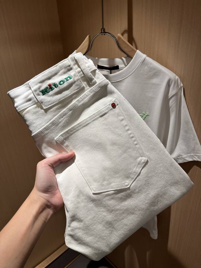 kiton 2025早春新品男士高端休闲百搭四季通勤修身剪裁牛仔裤！对于粉丝来说，这样大气的经典设计足矣一眼种草，是今年所有牛仔裤当中最帅的一个系列，我只需要看