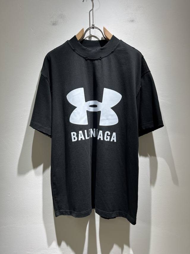 balenci*Ga巴黎*家 2025春夏新款男女同款破洞短袖T恤！走秀图案印花时尚休闲短袖T恤衫！胸前印花Logo设计！极具设计精选客供280G纯棉面料，手感