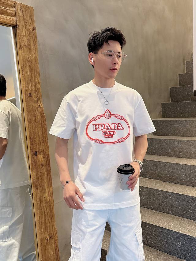 普拉达2025夏季新款短袖T恤，特色的喷绘加刺绣工艺，个性艺术系列全网独家首发 百搭款细节处理完美240克纯棉面料十分精致 原版面料 网红明星同款高版本 高品质