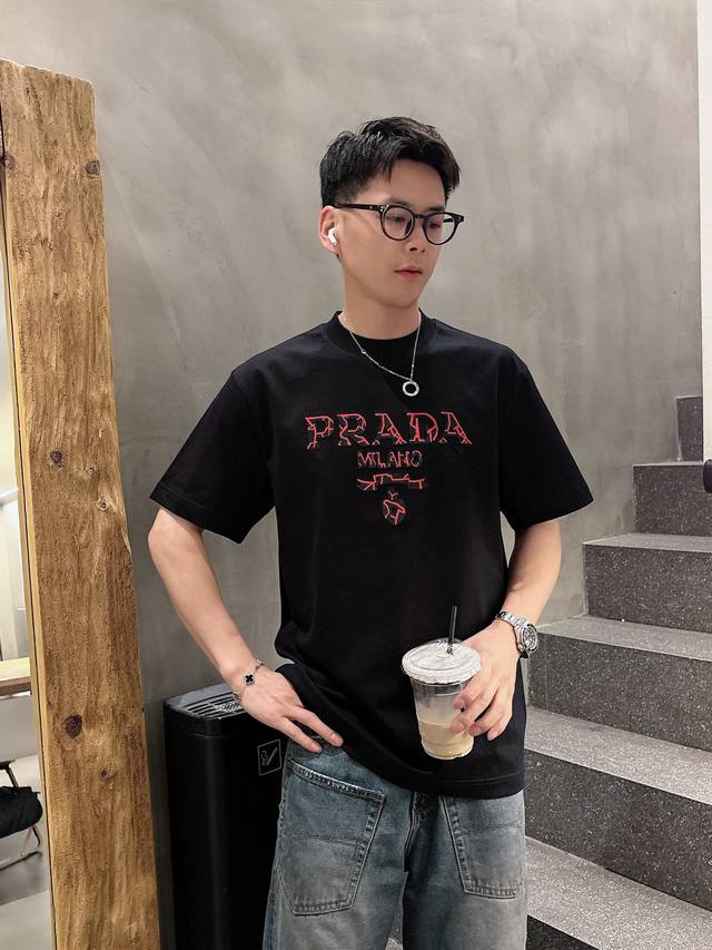 普拉达2025夏季新款短袖T恤，特色的刺绣花纹工艺，个性艺术系列全网独家首发 百搭款细节处理完美240克纯棉面料十分精致 原版面料 网红明星同款高版本 高品质手