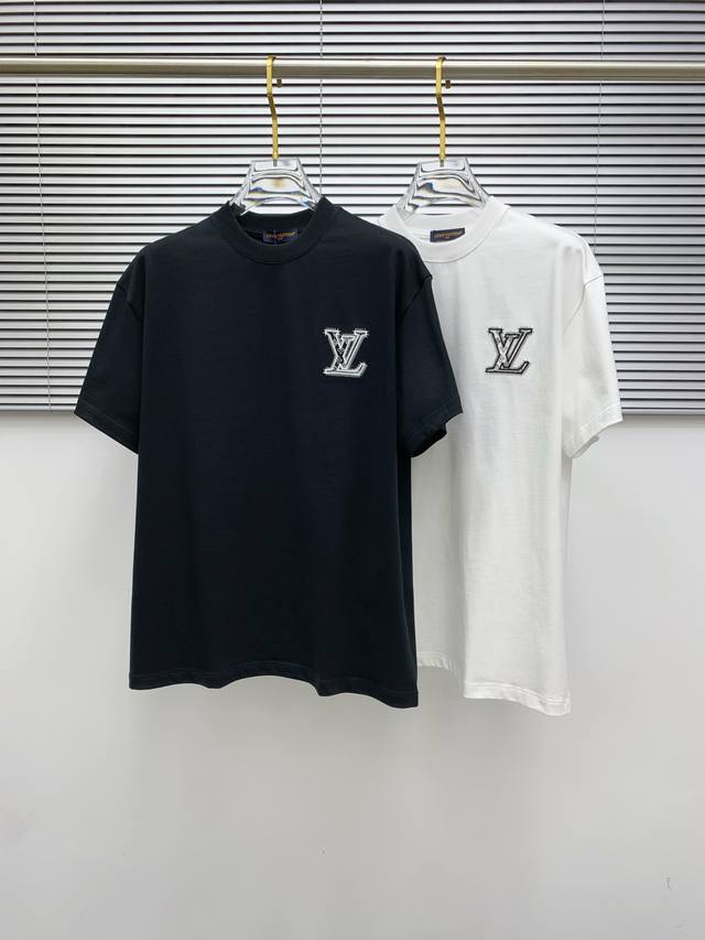 lv2025新款原单男士休闲打底短袖T恤！高端定制 高版本 时尚百搭爆款宽松版型原版进口420克双股纯棉面料 螺纹袖口.领口衣摆 手感超柔软细腻 穿着亲肤舒适