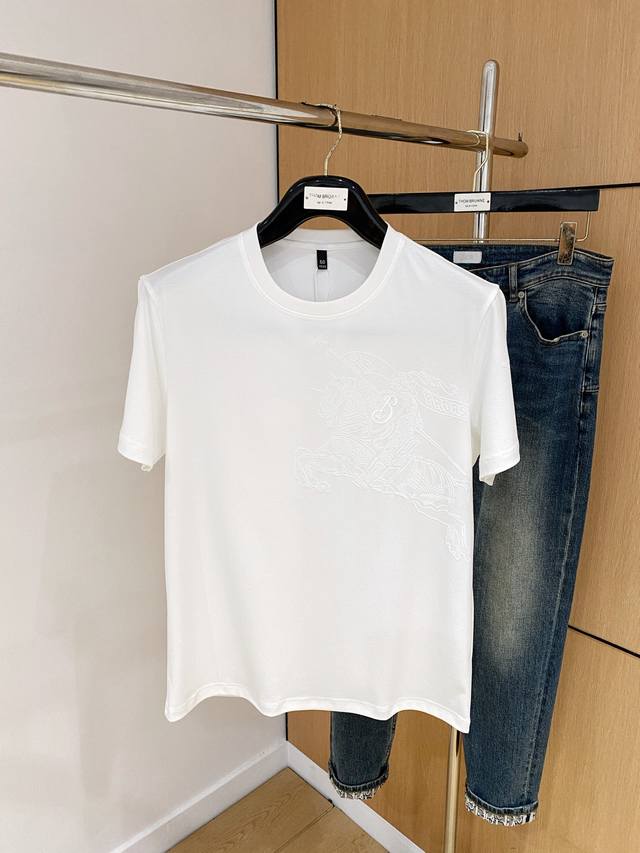 巴宝莉25Ss春夏 新品 定制蚕丝面料丝滑透气！时尚经典圆领短袖时尚单品设计，更加时尚舒适，高标准定制，上身非常有型，胸前品牌经典Logo 图案 客供辅料，客供